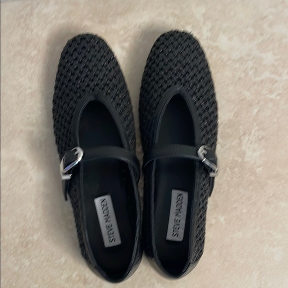 Steve Madden Black Flats with Textured Design - Picture 1 of 4